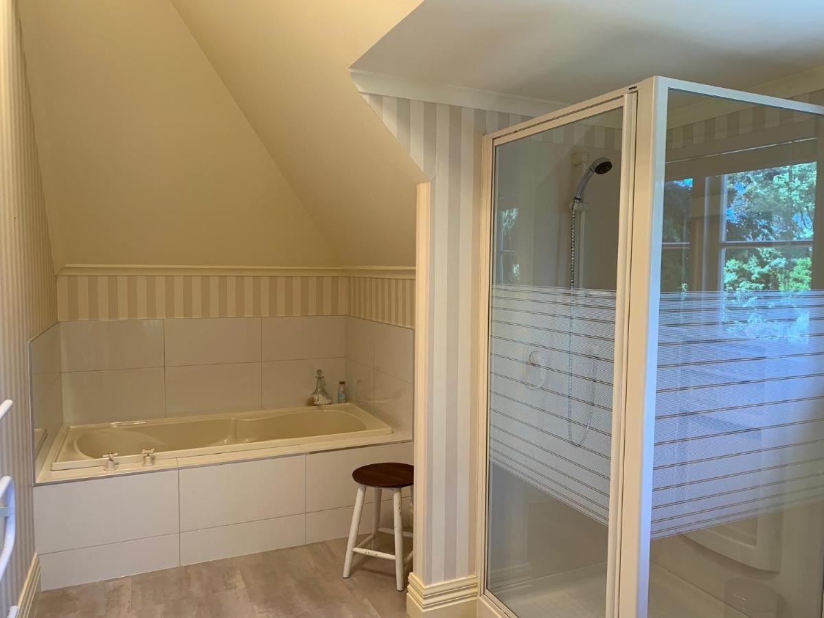 Pin Oaks Luxury Bed & Breakfast Palmerston North Eksteriør billede